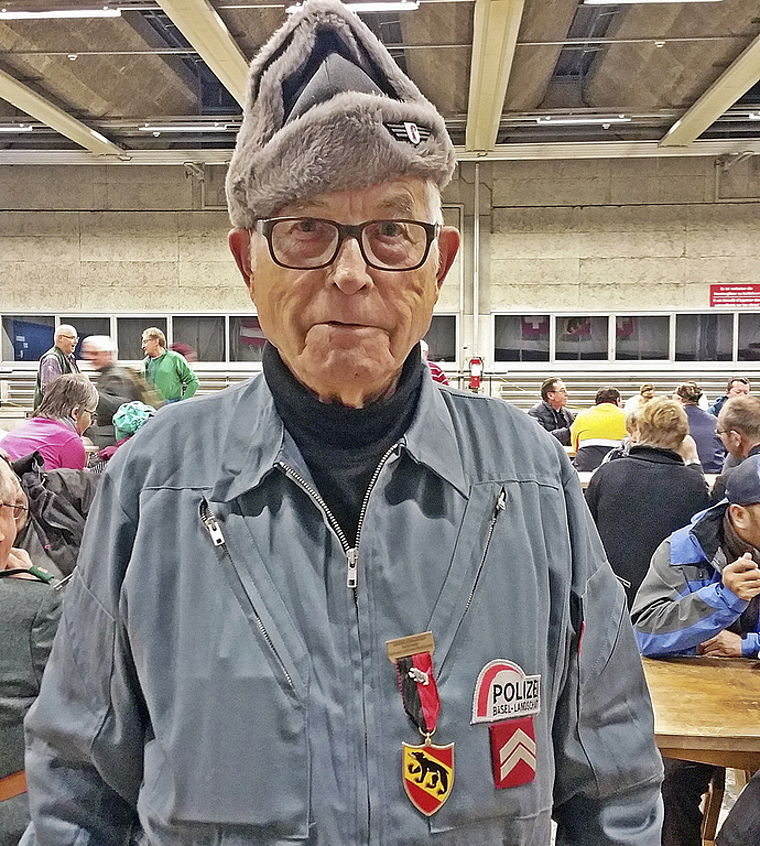 «Ich laufe, so lange es geht»: Der pensionierte Polizeiwachtmeister Paul Fürst nach seinem 22 Kilometer langen «Jubiläumsmarsch» in der Thuner Panzerhalle. Foto: ZVG