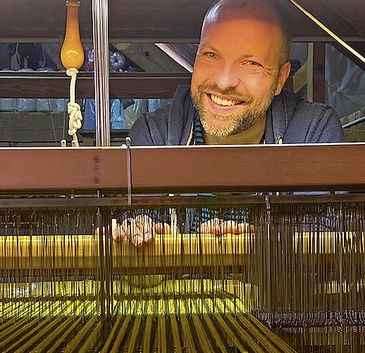 Am Webstuhl: Der ehemalige Schauspieler Alexander Leder hat mit dem Weben eine neue Passion entdeckt. Fotos: zvg