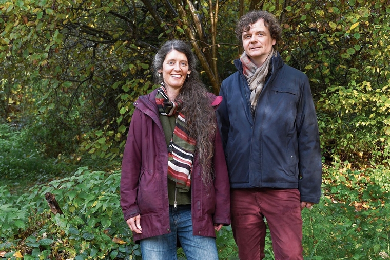 Setzen sich seit Jahren für das Naturschutzgebiet ein: Jennifer Mc Gowan und Ueli Steiger. Foto: Tobias Gfeller