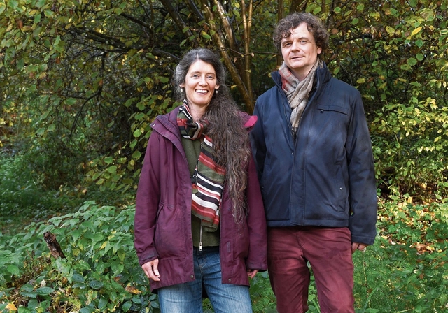 Setzen sich seit Jahren für das Naturschutzgebiet ein: Jennifer Mc Gowan und Ueli Steiger. Foto: Tobias Gfeller