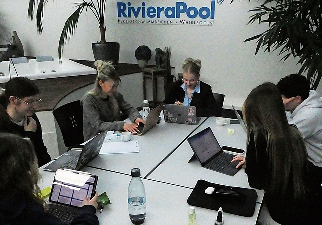 Investorenkonferenz: Die Annovia-Geschäftsleitung bereitet die Investorenkonferenz vor. Foto: Sabine Asprion