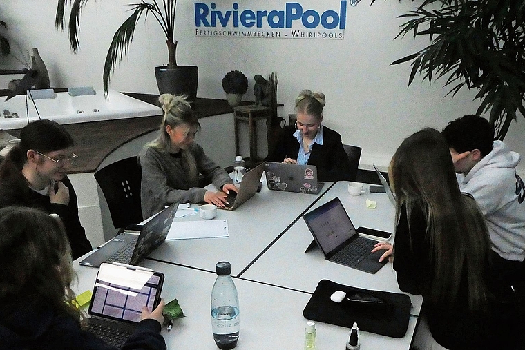 Investorenkonferenz: Die Annovia-Geschäftsleitung bereitet die Investorenkonferenz vor. Foto: Sabine Asprion