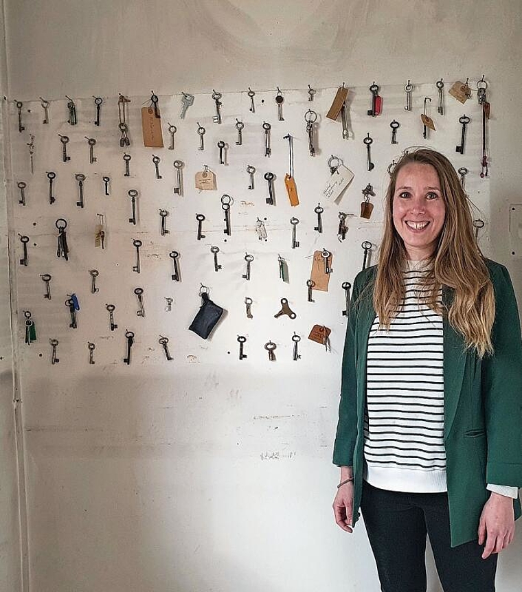 Familienerinnerungen: Künstlerin Sarah Walbeck hat alle Schlüssel, die sie im Haus gefunden hat, in der ehemaligen Werkstatt aufgehängt. Foto: Fabia Maieroni