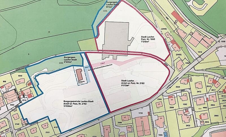 Areal Lochbrugg: Die blauumrahmte Fläche geht an die Burgergemeinde Laufen-Stadt, die rotumrahmte an die Einwohnergemeinde zurück. Die graue Fläche ist die GOPS, die rote Fläche ist die Kapelle. Plan: Auszug aus dem Geoinformationssystem Basel-La