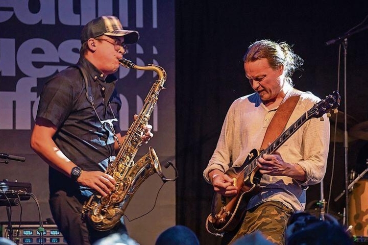 Zwei Solisten von Bywater Call: Julian Nalli (Tenorsax) und Dave Barnes (Gitarre).