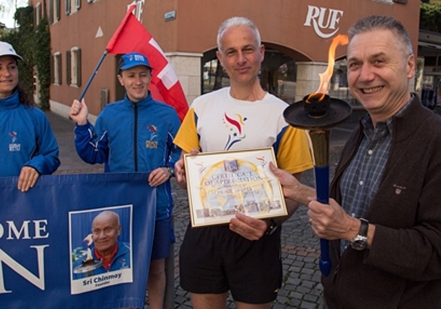«Ruf» nach Frieden: Peter Schindelholz als vorübergehender Fackelträger und Urkundenempfänger. Fotos: Martin Staub