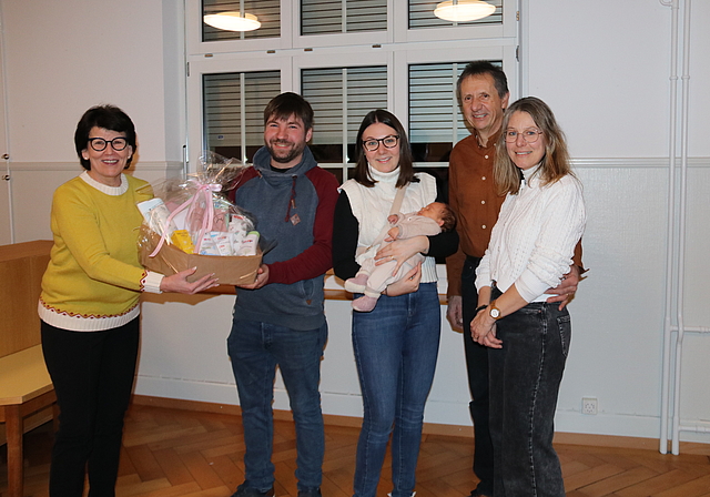 Eine «echte Erschwilerin»: (v.l.) Gemeindepräsidentin Wally Allemann überreicht Marc und Lara Vögtli, den Eltern von Emily, einen Geschenkkorb, daneben die Grosseltern Kurt und Sandra Borer. Foto: Gaby Walther