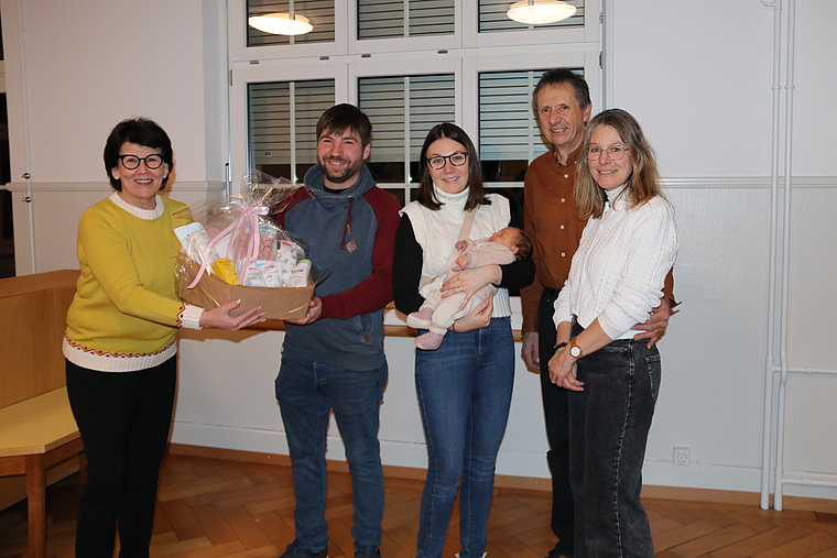 Eine «echte Erschwilerin»: (v.l.) Gemeindepräsidentin Wally Allemann überreicht Marc und Lara Vögtli, den Eltern von Emily, einen Geschenkkorb, daneben die Grosseltern Kurt und Sandra Borer. Foto: Gaby Walther