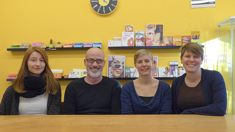 Das Team Jugendarbeit Münchenstein (v. r.): Tanja Kettner (Co-Leiterin), Lea Fischer (Mitarbeiterin in Ausbildung), Cyril Rindlisbacher (Co-Leiter), Jelena Cvijetic (Springerin). Foto: ZVG
