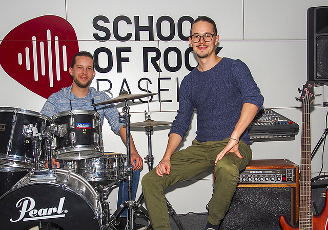 Gehen unkonventionelle Wege: Matthias (l.) und Dominik van Stipriaan leiten die School of Rock.  Foto: Boris Burkhardt