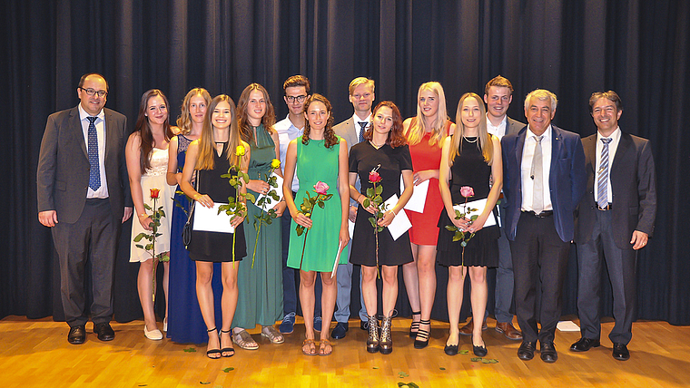 Aussergewöhnliche Leistungen: (v. l.) Gabriel Hänggi (Rektor), Fabienne Ruppen, Adriana Wälti, Sarah Bartels, Lea Bieler, Valentin Weiger, Valerie Schneider, Thorald Stolte, Anna Ebner, Jessica Jespersen, Anna Weibel, Samuel Stöckli, Reinhard Str