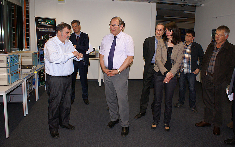 Elektronische Störung erwünscht: Martin Lutz, Inhaber EMC Partner AG, erklärt den Anwesenden seine Geräte (rechts Walter Jermann, Präsident Promotion, und dazwischen Thomas de Courten, Wirtschaftsförderer BL).  Foto: Jürg Jeanloz