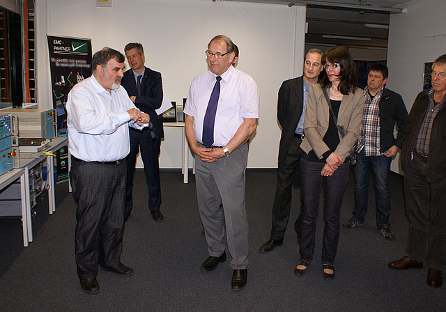 Elektronische Störung erwünscht: Martin Lutz, Inhaber EMC Partner AG, erklärt den Anwesenden seine Geräte (rechts Walter Jermann, Präsident Promotion, und dazwischen Thomas de Courten, Wirtschaftsförderer BL).  Foto: Jürg Jeanloz