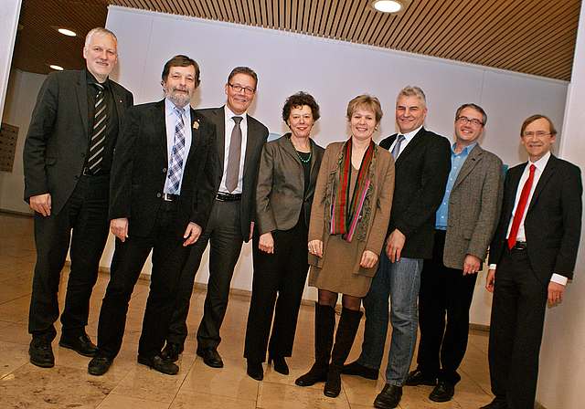 Gruppenbild mit zwei Damen: (v. l.) Peter Gomm (SP), Roland Heim (CVP), Roland Fürst (CVP), Esther Gassler (FDP), Brigit Wyss (Grüne), Albert Studer (SVP), Remo Ankli (FDP), Andreas Bühlmann (SP) – sie alle wollen am 3. März in die Solothurner 