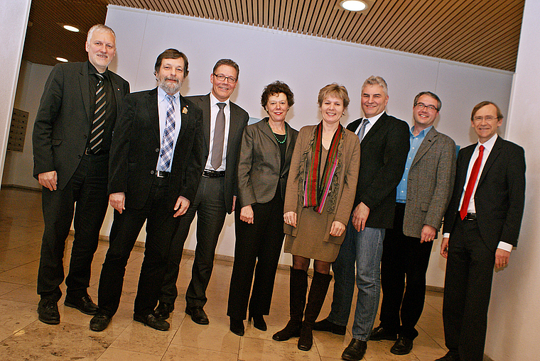 Gruppenbild mit zwei Damen: (v. l.) Peter Gomm (SP), Roland Heim (CVP), Roland Fürst (CVP), Esther Gassler (FDP), Brigit Wyss (Grüne), Albert Studer (SVP), Remo Ankli (FDP), Andreas Bühlmann (SP) – sie alle wollen am 3. März in die Solothurner