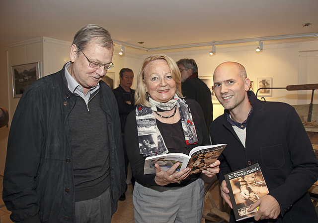 Setzen sich für lokale Kultur ein: Kalenderfrau Ulla Fringeli, umrahmt von Vernissage-Gastgeber Benno Bühlmann (Kulturwerkstatt Hofstetten, l.) und Thomas Kramer (Präsident Beirat Dr Schwarzbueb).  Foto: Gini Minonzio
