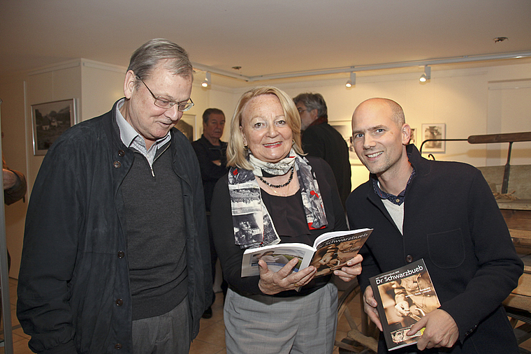 Setzen sich für lokale Kultur ein: Kalenderfrau Ulla Fringeli, umrahmt von Vernissage-Gastgeber Benno Bühlmann (Kulturwerkstatt Hofstetten, l.) und Thomas Kramer (Präsident Beirat Dr Schwarzbueb). Foto: Gini Minonzio