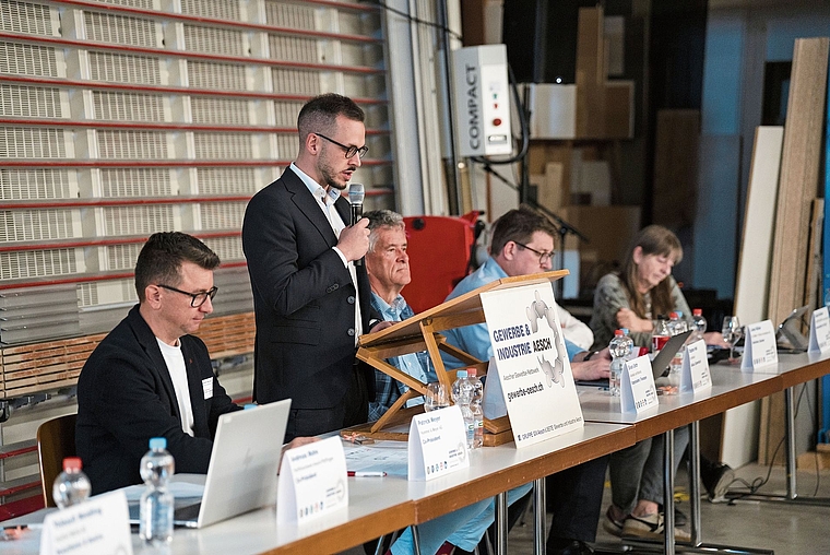 Co-Präsidium: Patrick Meyer (links) und Andreas Mohn (stehend) leiten den Aescher Gewerbeverein seit 2019 gemeinsam.Foto: zvg / Dennis seiter