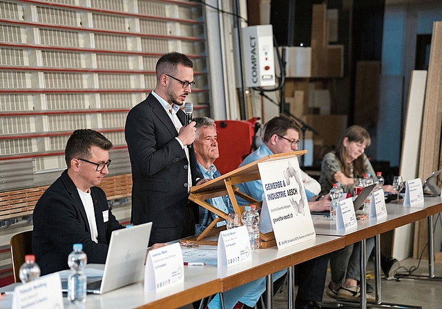 Co-Präsidium: Patrick Meyer (links) und Andreas Mohn (stehend) leiten den Aescher Gewerbeverein seit 2019 gemeinsam.Foto: zvg / Dennis seiter