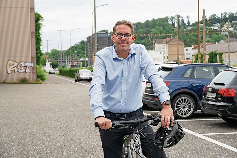 Passionierter Velofahrer: Trotzdem kritisiert Urs Ullrich, CEO der Paul Ullrich AG, die geplante Velovorzugsroute durchs Talin Münchenstein und Arlesheim. Foto: Tobias Gfeller