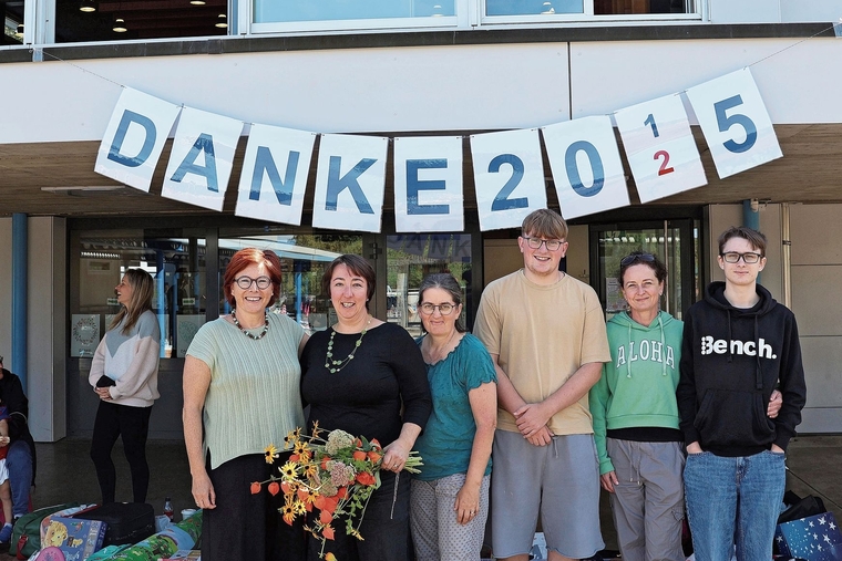 Teil des engagierten Kinderflohmi-Teams: (v. l.) Anja Dietel, Susann Barkholdt, Petra Koch, Jonas Koch, Sandra Marx und Noé Marx. Foto: Florin Bürgler
