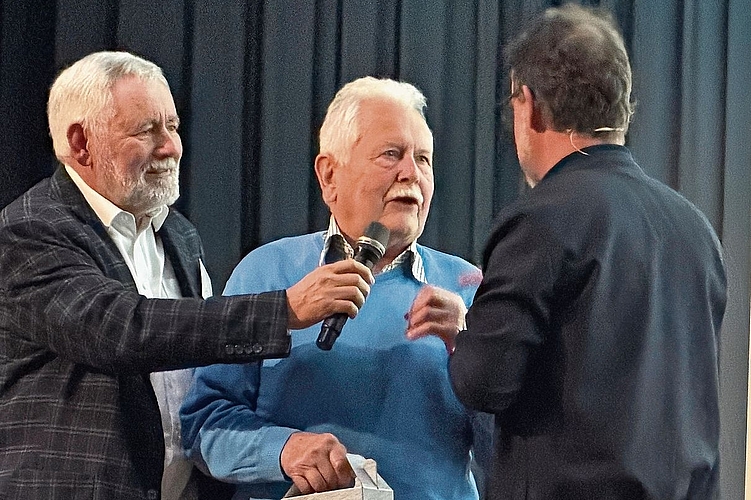 Überraschungsgast: (v. l.) Vorstandsmitglied Mark Winkler stellt Jörg Oberli Nik Hartmann vor.