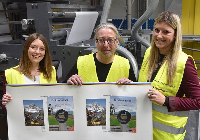 In der Druckerei Vogt Schild in Derendingen: (v.l .) Anouk Miserez, Projektleiterin, Dominique Hertzeisen, Polygraf, und Jessica Glanzmann, Anzeigenleiterin, halten den frisch gedruckten Bogen mit dem Deckblatt von «Dr Schwarzbueb» in den Händen. 