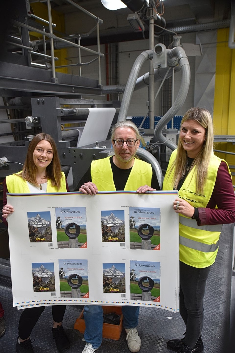 In der Druckerei Vogt Schild in Derendingen: (v.l .) Anouk Miserez, Projektleiterin, Dominique Hertzeisen, Polygraf, und Jessica Glanzmann, Anzeigenleiterin, halten den frisch gedruckten Bogen mit dem Deckblatt von «Dr Schwarzbueb» in den Händen. 