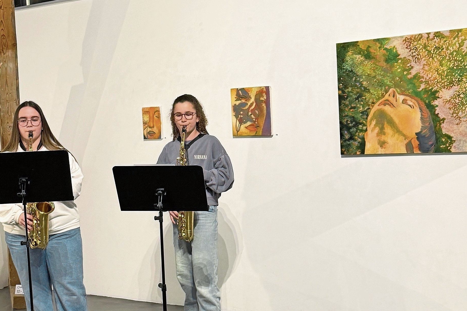 Saxofonistinnen: Michelle Hutter und Cinzia Di Falco vor Bildern von Elena Thüring. Fotos: Gaby Walther Saxofonistinnen: Michelle Hutter und Cinzia Di Falco vor Bildern von Elena Thüring. Fotos: Gaby Walther