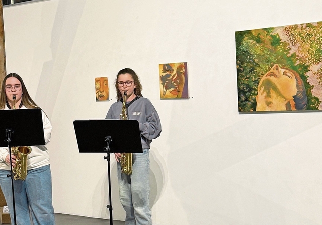 Saxofonistinnen: Michelle Hutter und Cinzia Di Falco vor Bildern von Elena Thüring. Fotos: Gaby Walther