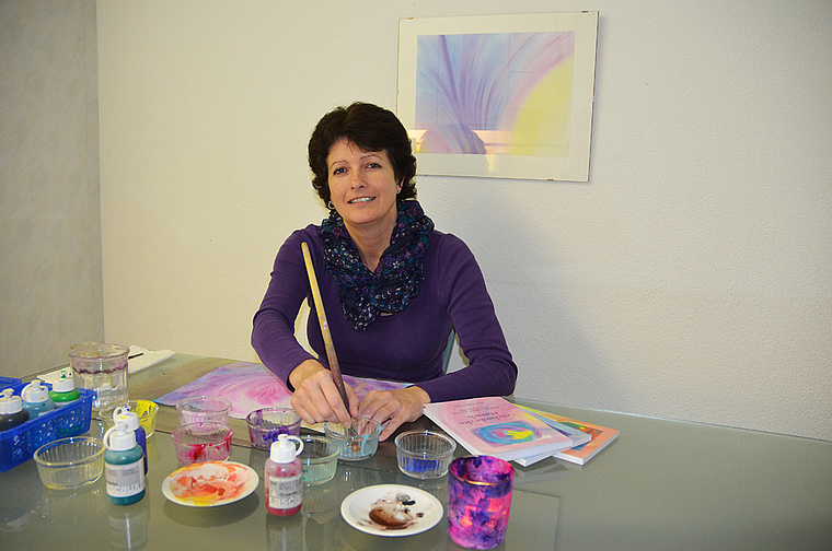 Seelenbilder: Silvia Müller beim Malen an ihrem Küchentisch. Foto: Jay Altenbach