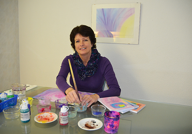Seelenbilder: Silvia Müller beim Malen an ihrem Küchentisch. Foto: Jay Altenbach
