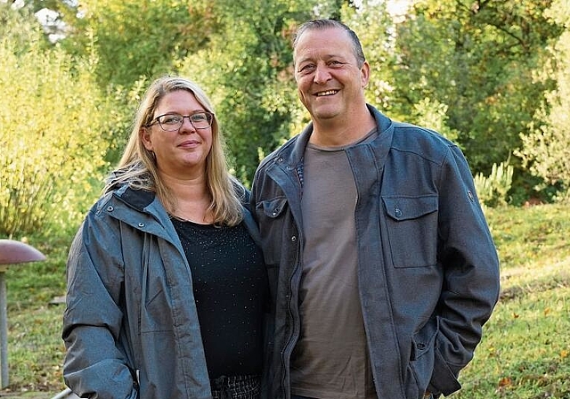 Voller Ideen und Tatendrang: Nathalie und René Feurer sehen in der Minigolfanlage und dem dazugehörigen Restaurant  viel Potenzial. Foto:  Tobias Gfeller