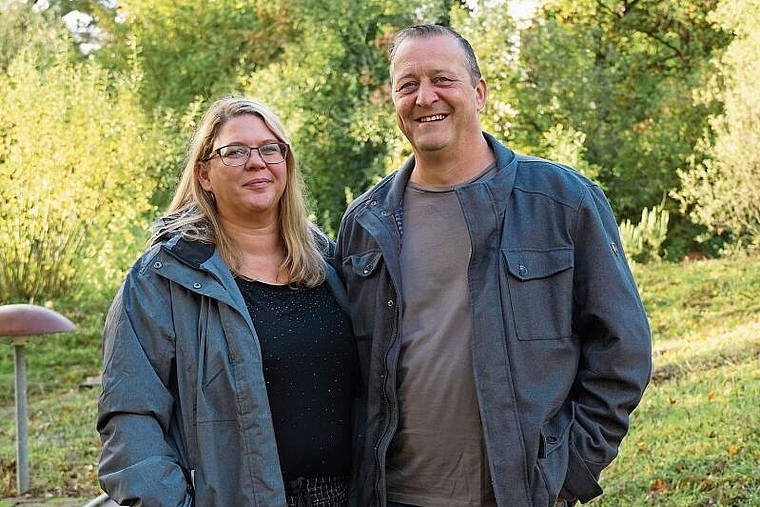 Voller Ideen und Tatendrang: Nathalie und René Feurer sehen in der Minigolfanlage und dem dazugehörigen Restaurant viel Potenzial. Foto: Tobias Gfeller
