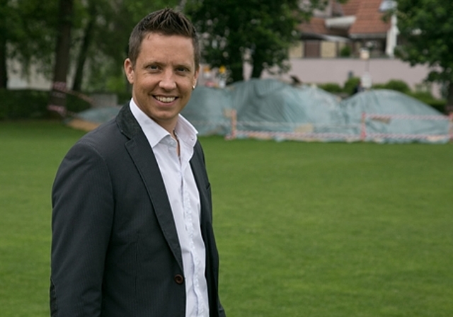 Der OK-Präsident: Christian Imark. Im Hintergrund das Sägemehl für die vier Schwingplätze.  Foto: Martin Staub