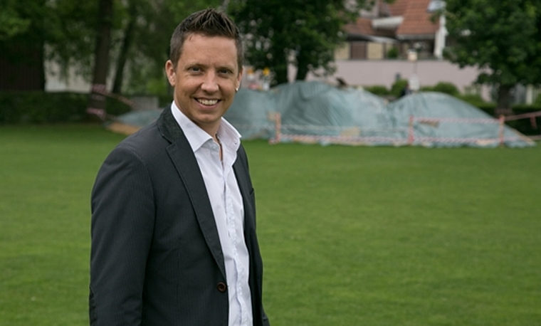 Der OK-Präsident: Christian Imark. Im Hintergrund das Sägemehl für die vier Schwingplätze. Foto: Martin Staub