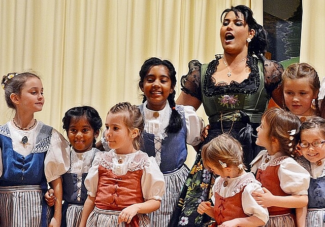 Magnet Sarah-Jane: «Ihre» Trachten-Girlgroup klebte während des ganzen Auftritts an ihr. Foto: Roland Bürki