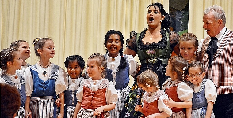 Magnet Sarah-Jane: «Ihre» Trachten-Girlgroup klebte während des ganzen Auftritts an ihr. Foto: Roland Bürki