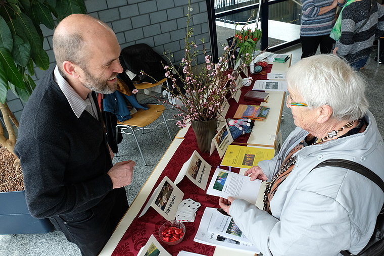 Auch die Landeskirchen waren präsent: Pfarrer Markus Perrenoud von der reformierten Kirche Münchenstein im Gespräch.
