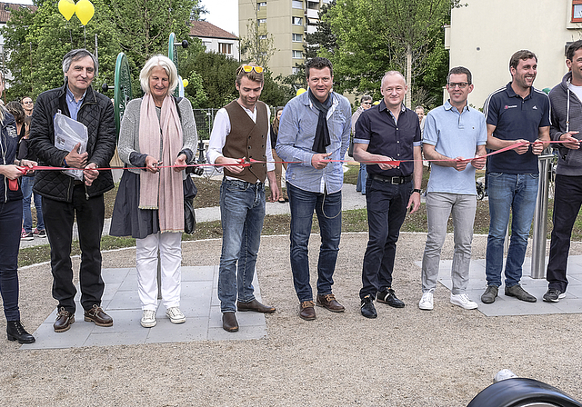 Feierlicher Augenblick: Vertreter von Verein, Gemeinde, Firmen und Institutionen durchschneiden das rote Band.  Foto: Thomas Brunnschweiler