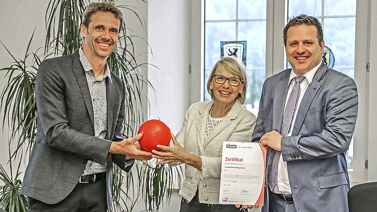 Übergabe des «iPunkts»: «iPunkt»-Programmleiter Pascal Güntensperger übergibt Gemeindepräsidentin Marianne Hollinger und Verwaltungsleiter Matthias Gysin die «iPunkt»-Zertifizierung (v. l.). Foto: ZVG