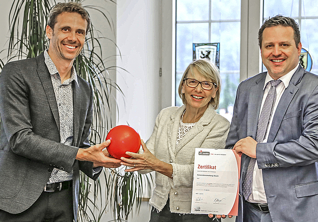 Übergabe des «iPunkts»: «iPunkt»-Programmleiter Pascal Güntensperger übergibt Gemeindepräsidentin Marianne Hollinger und Verwaltungsleiter Matthias Gysin die «iPunkt»-Zertifizierung (v. l.).  Foto: ZVG