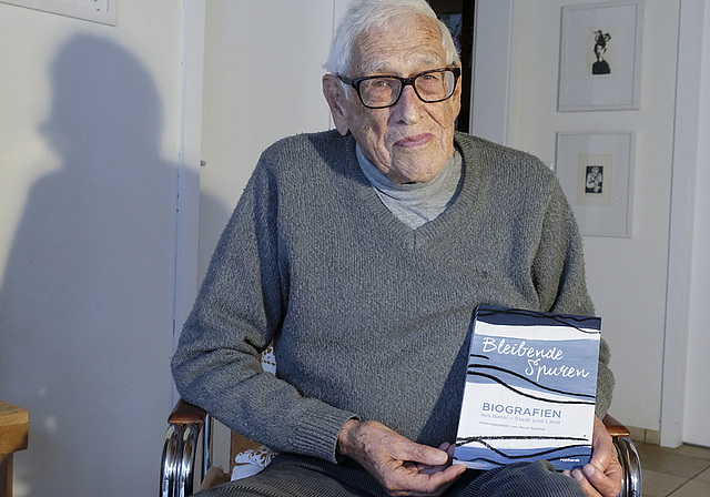 Unermüdlich: Der Autor René Salathé mit seinem neuen Buch.  Foto: Thomas Brunnschweiler