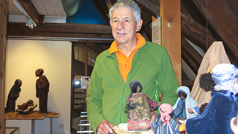 Überwältigender Andrang: Ausstellungsorganisator Peter Nebel hat ursprünglich mit etwa 30 Krippen gerechnet – nun sind es sage und schreibe 85 Exponate geworden. Foto: Thomas Brunnschweiler