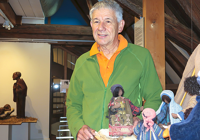 Überwältigender Andrang: Ausstellungsorganisator Peter Nebel hat ursprünglich mit etwa 30 Krippen gerechnet – nun sind es sage und schreibe 85 Exponate geworden.  Foto: Thomas Brunnschweiler