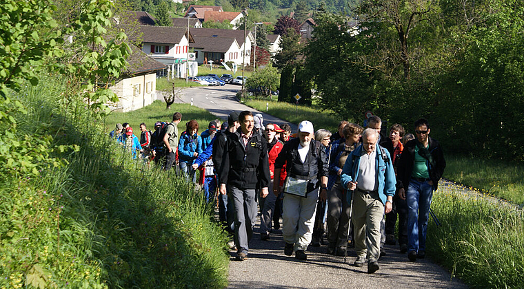 Start in Erschwil: Eine stolze Anzahl Wanderlustige auf ihrer Banntagbegehung. Foto: Jürg Jeanloz
