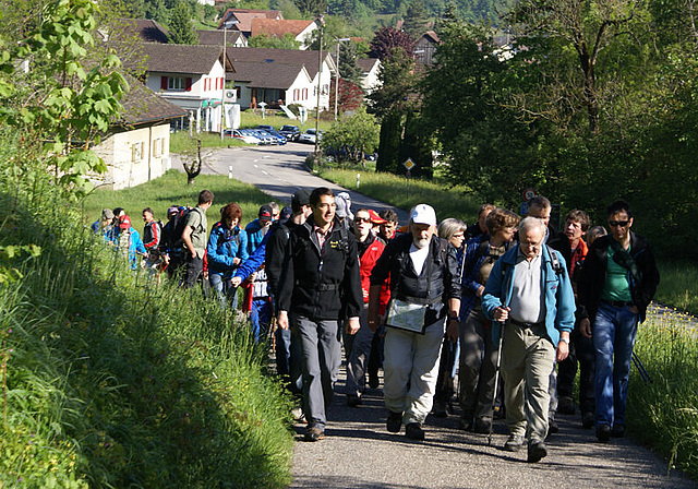 Start in Erschwil: Eine stolze Anzahl Wanderlustige auf ihrer Banntagbegehung.   Foto: Jürg Jeanloz
