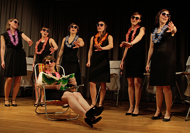 Die sieben Damen von Six Chicks im Outfit "Strandfeeling".  Foto: Martin Staub