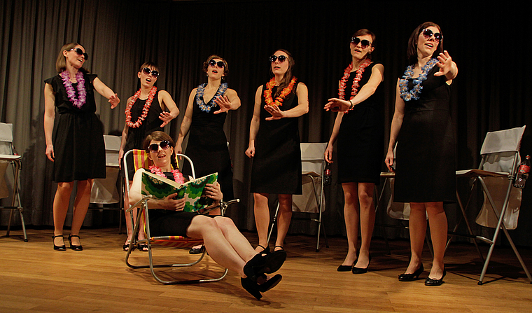 Die sieben Damen von Six Chicks im Outfit "Strandfeeling". Foto: Martin Staub