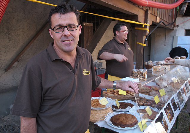 Bio Andreas am Herbstmarkt: Bäckerei-Inhaber Roland Häusler stellte sich am künftigen Standort, dem Sundgauerhof, vor.  Foto: Tobias Gfeller